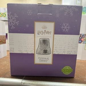 NIB Harry Potter'™ Christmas at Hogwarts Scentsy Warmer.